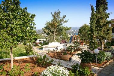 Blick vom Garten zum Spielplatz