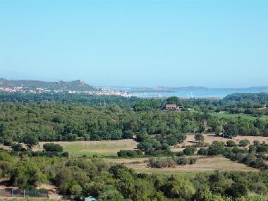 Blick auf das vor der Veranda liegende Tal und Blick auf den Golfo di Arzachena (S�dseite)