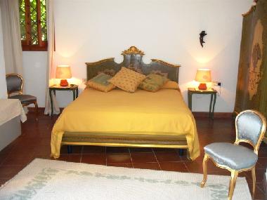 Hauptschlafzimmer mit direktem Zugang zur Veranda und Pool (mit Privatbad) 