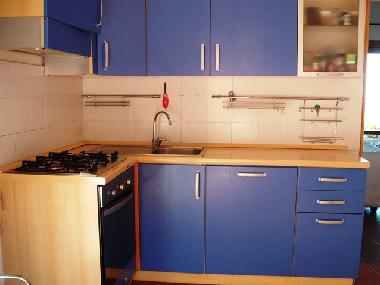 K�che Frontansicht, links Gasherd und rechts Zugang zum Wohnzimmer