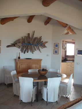 Esstisch und rechts Eingang zur Kche