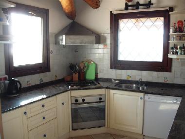 vollausgestattete Kche Sdausrichtung mit schwarzem Granit