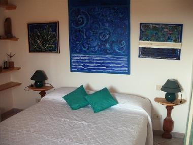 Schlafzimmer 1 (DZ) im Sdflgel des Hauses mit Privatbad und Dusche