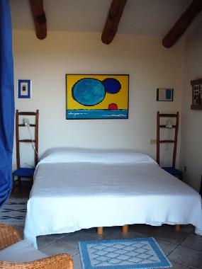 Schlafzimmer 2 mit direktem Zugang zum Garten, Privatbad