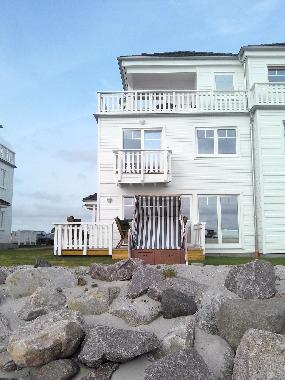 ... mit Strandkorb zum Entspannen davor.