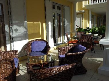 Grosse �berdeckte Terrassen m.komf. Sitzgruppe,Esstisch u. St�hlen