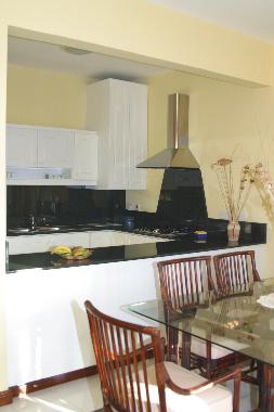 Amerik. K�che mit Granitabdeckung u. angrenzdem Essbereich.