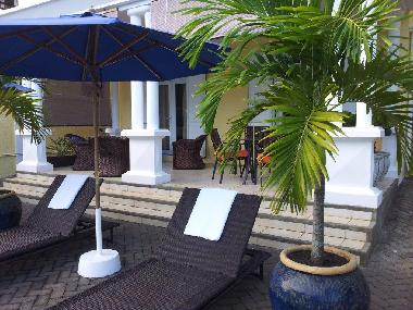 Pool-Bereich ausgestattet  mit Sonnenliegen u. Sonnenschirmen, Strandt�cher inkl.