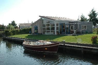Luxes Bungalow am Wasser, 32m Anlegeplatz. Mglichkeit ein Schaluppe zu mieten.