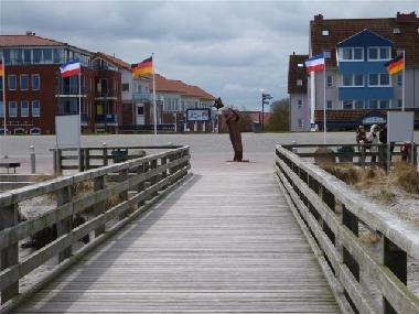 Blick von der Seebrcke Schnberger Strand zum Appartementhaus