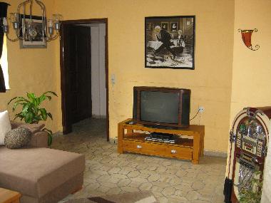 Das Wohnzimmer verf�gt �ber einen Fernseher mit erweiterten Kabelfernsehprogramm. Sie ist dar�ber hi