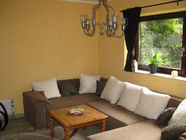 Die gem�tliche Schlafcouch l�dt zum Entspannen ein. Sie kann ausgezogen werden und hier finden dann 