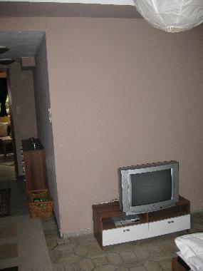 Das Schlafzimmer ist ebenfalls mit Fernseher ausgestattet.