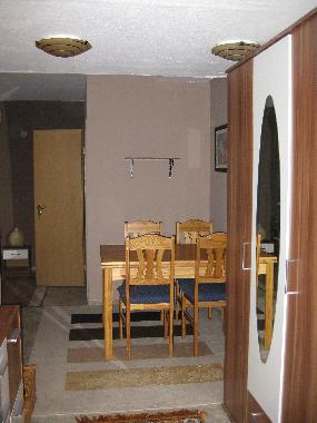 Dar�ber hinaus ist die Wohnung mit Kleiderschrank und weiteren Schr�nken ausgestattet und bietet som