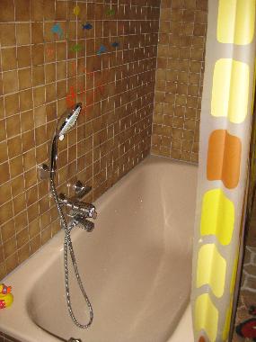 Die Badewanne im ersten Badezimmer