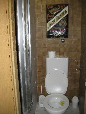 Das zweite Badezimmer behinhaltet eine Toilette und eine gro�e Dusche.