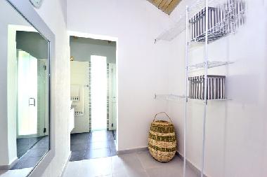 Walking closet mit Eingang Badezimmer