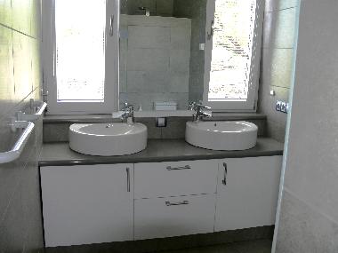 jeweils Doppelwaschbecken in den B�dern