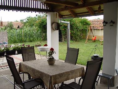 Overdekt terras met buitenkeuken.