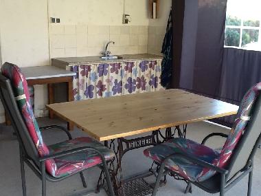 Buitenkeuken, met gasfornuis koelkast en alle benodigdheden.