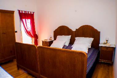 ein Schlafzimmer mit Zugang zur oberen Terasse