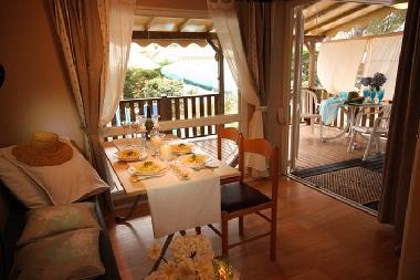 der Salon  mit Esstisch vom Chalet 8,10 m X 4 m mit u ueberdachter Veranda und Loggia