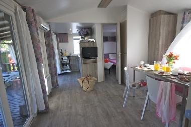 Der Salon mit Kueche im Hintergrund vom Chalet Suite