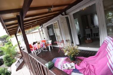 Die ueberdachte Veranda vom Chalet Suite 8,65 m x 4 m