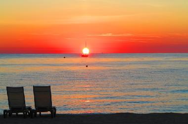 Dieser  herrliche Sonnenaufgang  erwartet Sie morgens am Strand vor dem Kon Tiki
