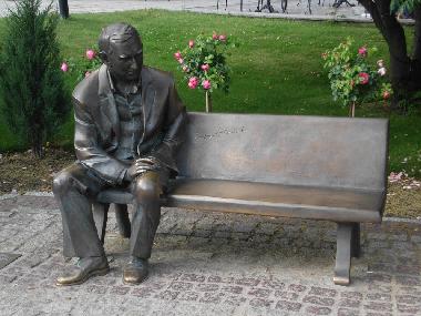 Mann auf der Bank an der Sternenpromenade