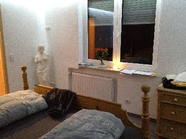 Schlafzimmer mit TV, Bad und AnkleideZimmer