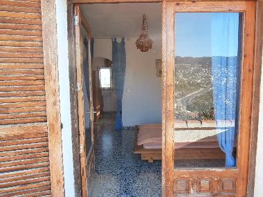 Blick von der Terrasse ins Doppelschlafzimmer