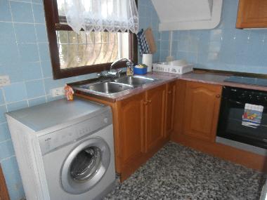 Volleingerichtete Kche mit Waschmaschine