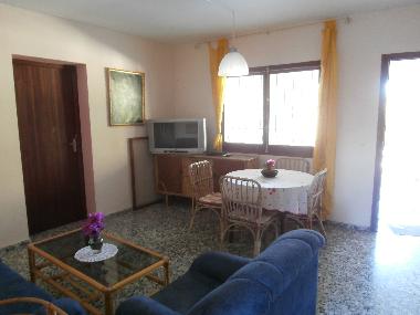 Essbereich mit SAT-TV