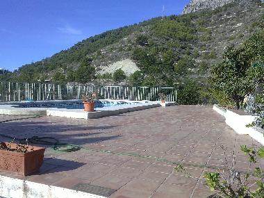 Pool mit rmischer Treppe und Terrasse (gefllt von Mai bis Oktober)