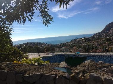 Ausblick von der Terrasse auf den Pool und das Meer