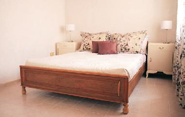 Gro�es Schlafzimmer mit Ehebett, Nachttischen und einem Schrank