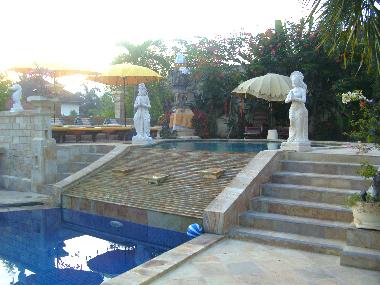 Beide Pools der Villen mit Wasserfall in der Mitte