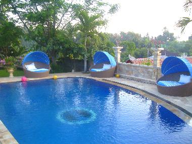 Unterer Pool mit runden Liegen