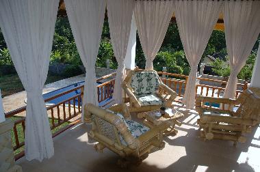 Teilansicht der Veranden. Zu jedem Zimmer geh�rt eine grosse Verand