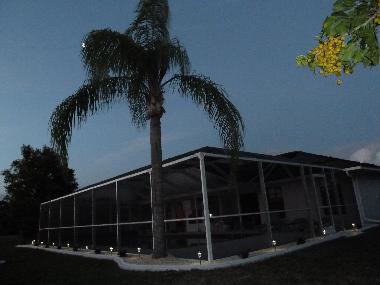 Garten in der Abenddmmerung mit vielen LED Leuchten