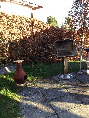 Auch im Herbst ldt die Terrasse zum Grillen und einem kleinen Feuerchen ein.