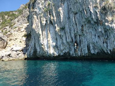 kaum bekannte Tropfsteinwand bei Ermones