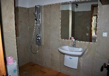 Badezimmer mit bodengleicher Dusche - barrierefrei