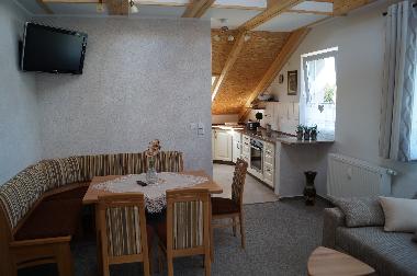 Wohnzimmer mit Essecke zur halb offenen K�che