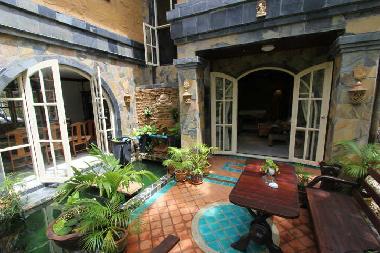 Fischteich mit kleinerTerasse und Wasserfall