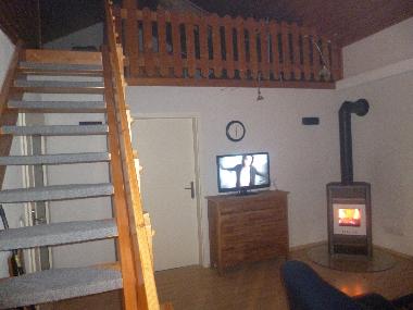 gemtlicher Kaminofen u. neuer Flachbildfernseher i. Wohnzimmer