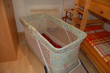 Ki-Zimmer. Etagenbett, Kinderbett u. -Hochstuhl,  Abstellschrank m.Staubsauger, Bgeleisen ,Wrmefla