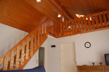 Treppe Galerie. Doppelbett, Nachttische m.Lampen (lesen), Sidebord.
