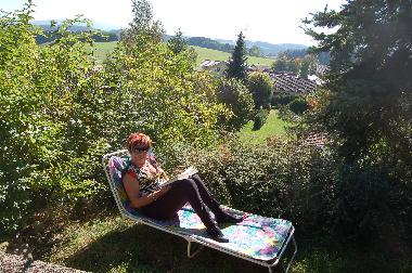 Panorama-Blick von der Terrasse in den Bay. Wald